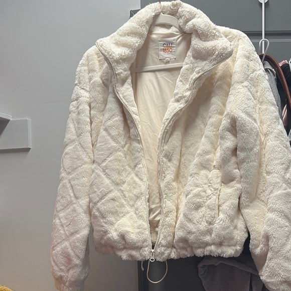 Cream color Teddy Jacket with Plush Texture cropped fit with zipper - Picture 5 of 12
